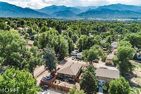 1 Br70's Inspired Comfy Condoclose to Broadmoor