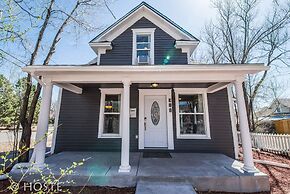 3 BR Beautifully Restored 1890`s Homedowntown