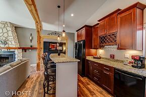 Mtn Dream! Fireplace, Patio & Hot Tub 4BR