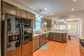 Couple's Mountain Getaway Close to Everything!