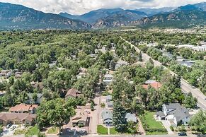 Couple's Mountain Getaway Close to Everything!