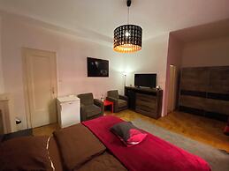 Budapest Promenade Cherry