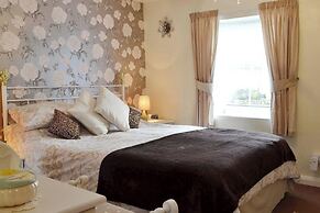 Riverside 2-bed Cottage, Sleeps 3 With Parking