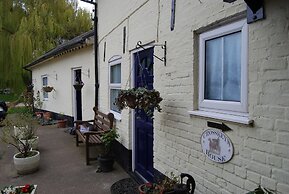 Picturesque Riverside Cottage - 2 Bedroom
