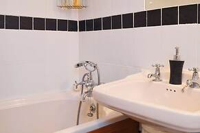 Riverside 2-bed Cottage, Sleeps 3 With Parking