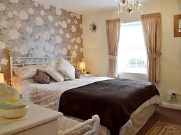 Picturesque Riverside Cottage - 2 Bedroom