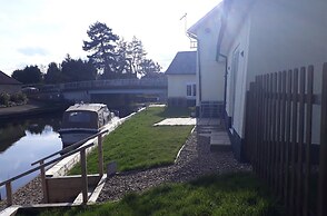 Picturesque Riverside Cottage - 2 Bedroom