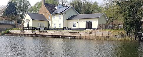 Picturesque Riverside Cottage - 2 Bedroom
