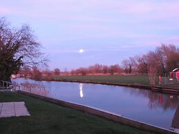 Picturesque Riverside Cottage - 2 Bedroom