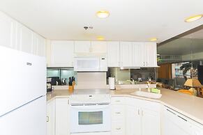 Ilikai Tower 1 Bedroom City View Condos with Private Lanai & Free Wifi