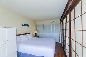 Ilikai Tower 1 Bedroom City View Condos with Private Lanai & Free Wifi