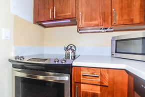 Ilikai Tower 1 Bedroom City View Condos with Private Lanai & Free Wifi