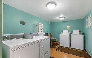 Ilikai Tower 1 Bedroom City View Condos with Private Lanai & Free Wifi