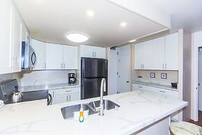 Ilikai Marina One Bedroom Harbor View Condos - Walk to Ala Moana Beach