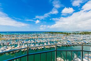 Ilikai Marina One Bedroom Harbor View Condos - Walk to Ala Moana Beach