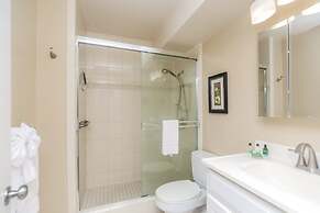 Ilikai Marina One Bedroom Harbor View Condos - Walk to Ala Moana Beach