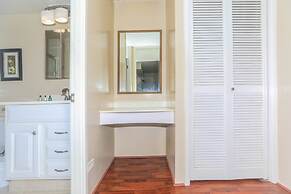 Ilikai Marina One Bedroom Harbor View Condos - Walk to Ala Moana Beach