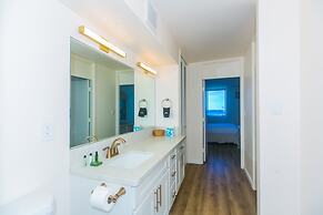 Ilikai Marina One Bedroom Harbor View Condos - Walk to Ala Moana Beach