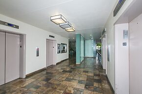 Ilikai Marina One Bedroom Harbor View Condos - Walk to Ala Moana Beach