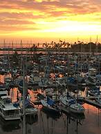 Ilikai Marina One Bedroom Harbor View Condos - Walk to Ala Moana Beach