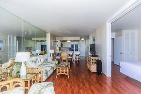 Ilikai Marina One Bedroom Harbor View Condos - Walk to Ala Moana Beach