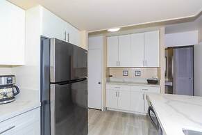 Ilikai Marina One Bedroom Harbor View Condos - Walk to Ala Moana Beach