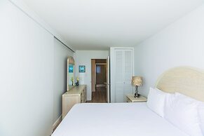 Ilikai Marina One Bedroom Harbor View Condos - Walk to Ala Moana Beach