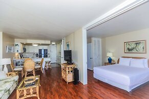 Ilikai Marina One Bedroom Harbor View Condos - Walk to Ala Moana Beach