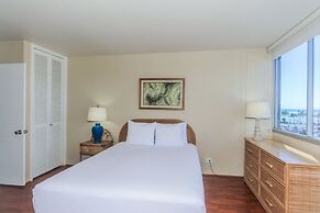 Ilikai Marina One Bedroom Harbor View Condos - Walk to Ala Moana Beach