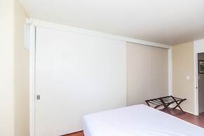 Ilikai Marina One Bedroom Harbor View Condos - Walk to Ala Moana Beach