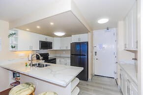 Ilikai Marina One Bedroom Harbor View Condos - Walk to Ala Moana Beach