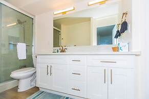 Ilikai Marina One Bedroom Harbor View Condos - Walk to Ala Moana Beach