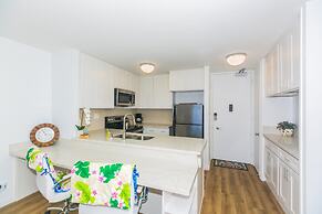Ilikai Marina One Bedroom Harbor View Condos - Walk to Ala Moana Beach