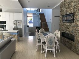 Luxury big house cinema pool many guests