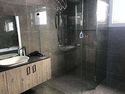 Luxury big house cinema pool many guests