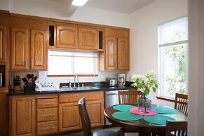 Large House on a Hill- 15 Min Walk 2 Bart