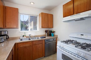 Convenient 2 bedroom, walk to Bart, 10 min to Berkeley