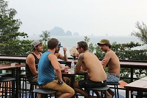 Balcony Party Hostel Beachfront - Adults Only