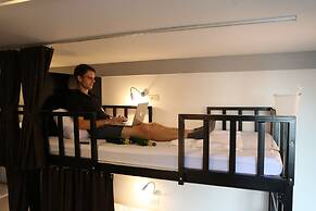 Balcony Party Hostel Beachfront - Adults Only