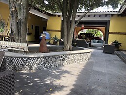 El Jardín De En Medio