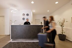 Local Hostel & Suites