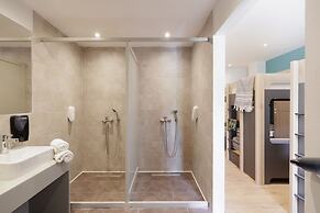 Local Hostel & Suites