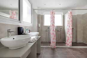 Local Hostel & Suites