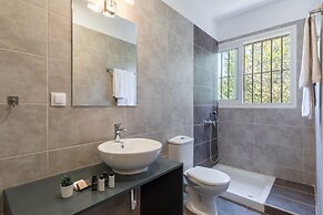 Local Hostel & Suites