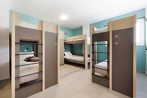 Local Hostel & Suites