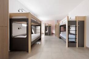 Local Hostel & Suites