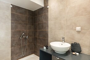 Local Hostel & Suites