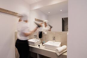 Local Hostel & Suites