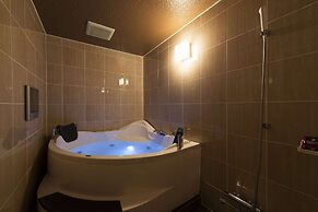 alo alo - Adults Only