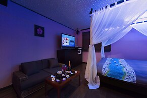 alo alo - Adults Only